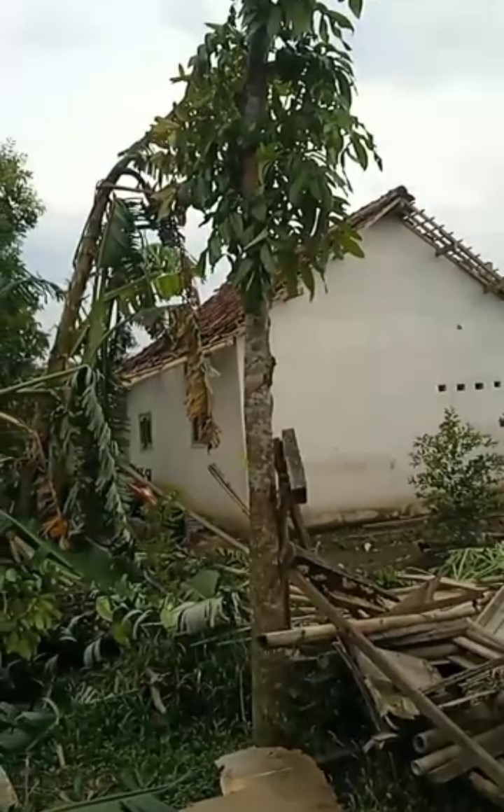 foto: Pasca terjadi puting beliung di Jember