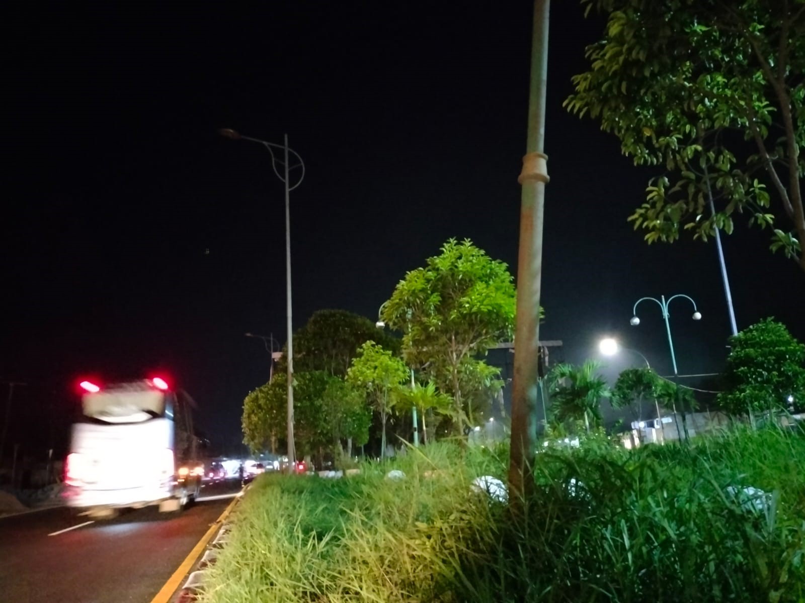 foto: Lampu Penerangan di Jalan Raya Alteri Pantura mati