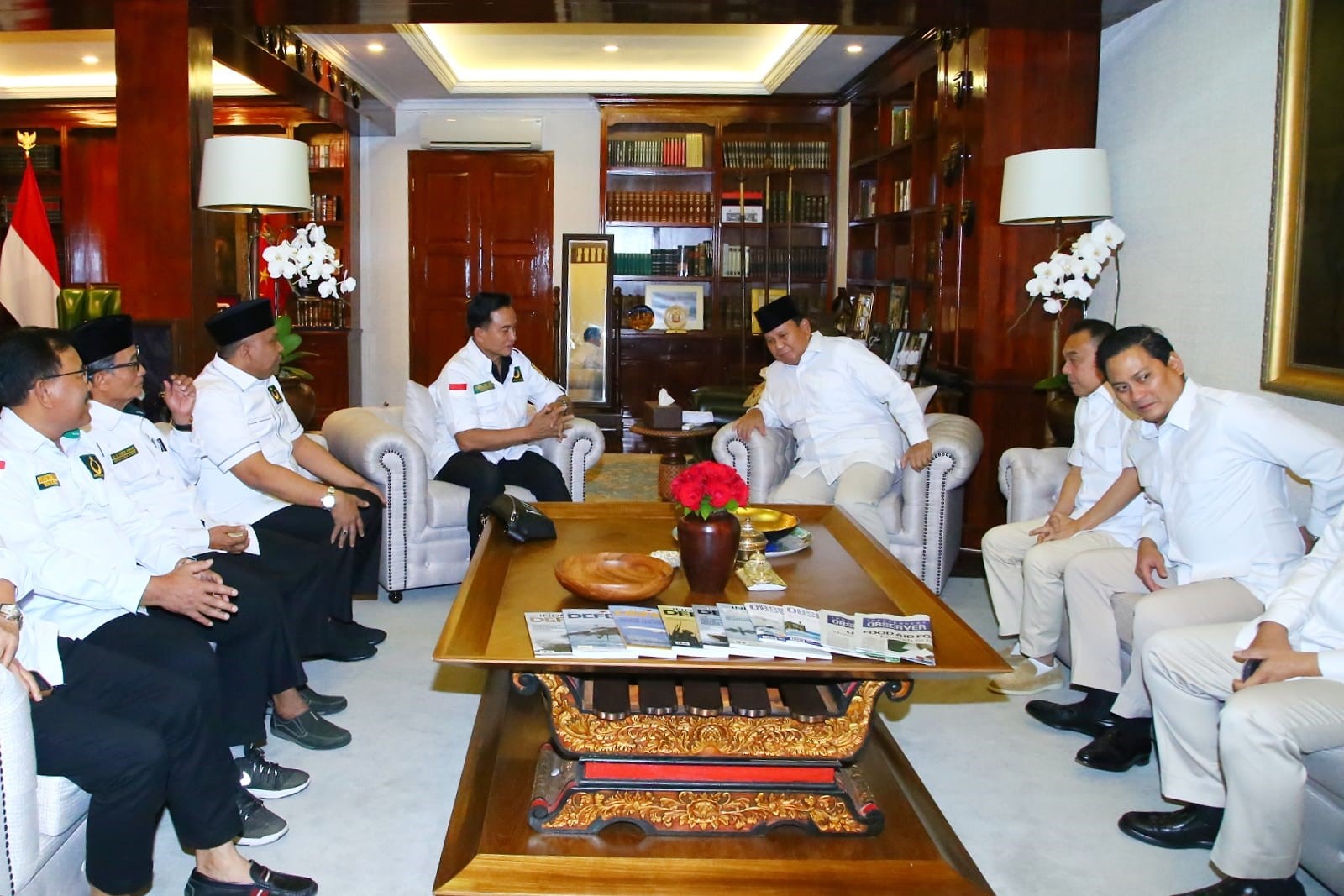 foto: Prabowo dan Yusril berbincang santai