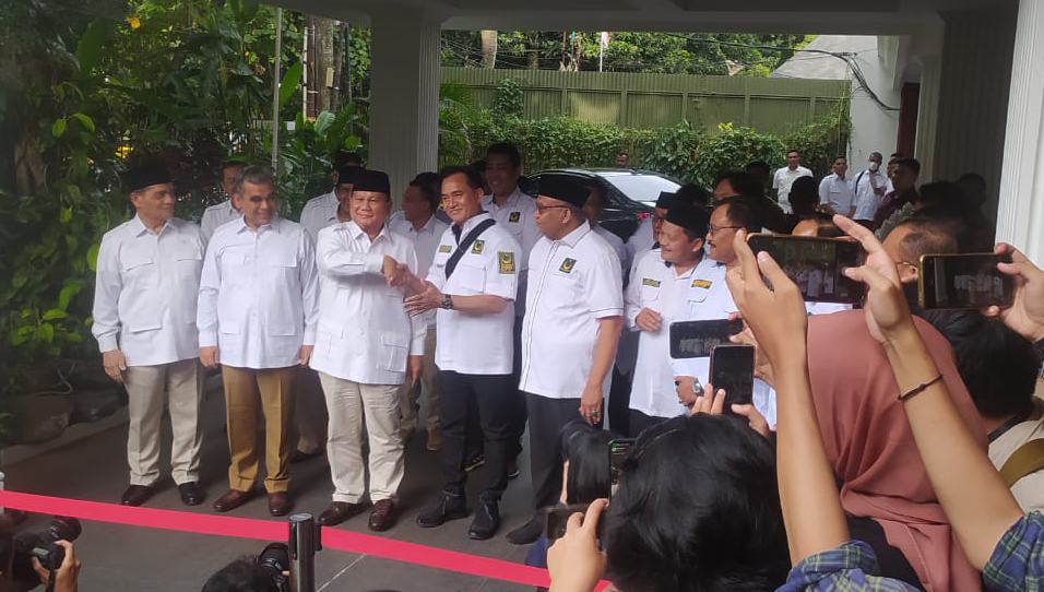 Foto: Prabowo dan Yusril memberikan keterangan pada awak media.