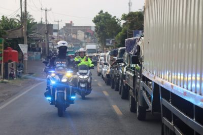 foto: Polres Garut & TNI bersiaga memandu arus lalu lintas