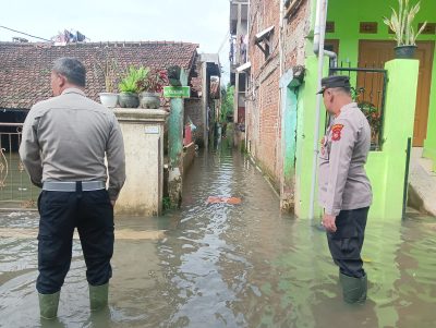 foto: Polisi cek lokasi banjir di Dayeuhkolot, Bandung