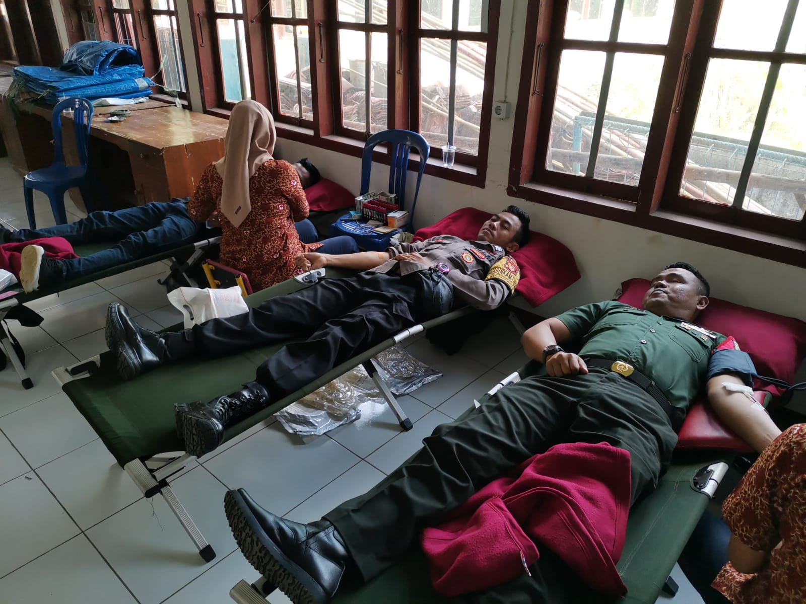 foto: Kegiatan Polisi donor darah di Balai Desa Gegempalan