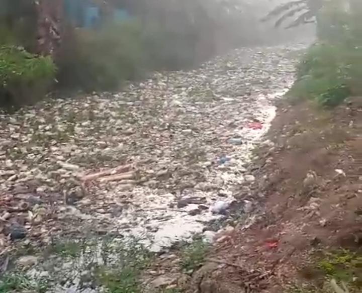 foto: Tumpukan sampah di Kali Cikarang Hilir
