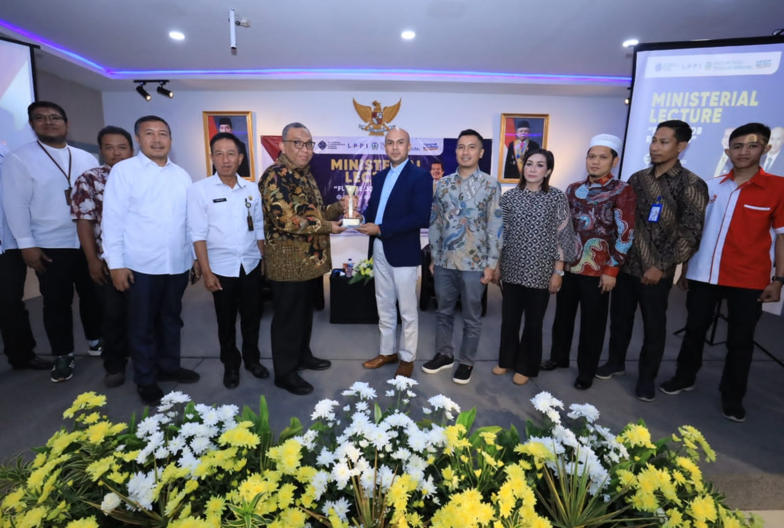 foto: Wamenaker RI memberikan kuliah umum di STT Bandung