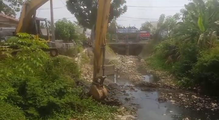 foto: Pembersihan sampah di Kali Cikarang Srengseng Hilir