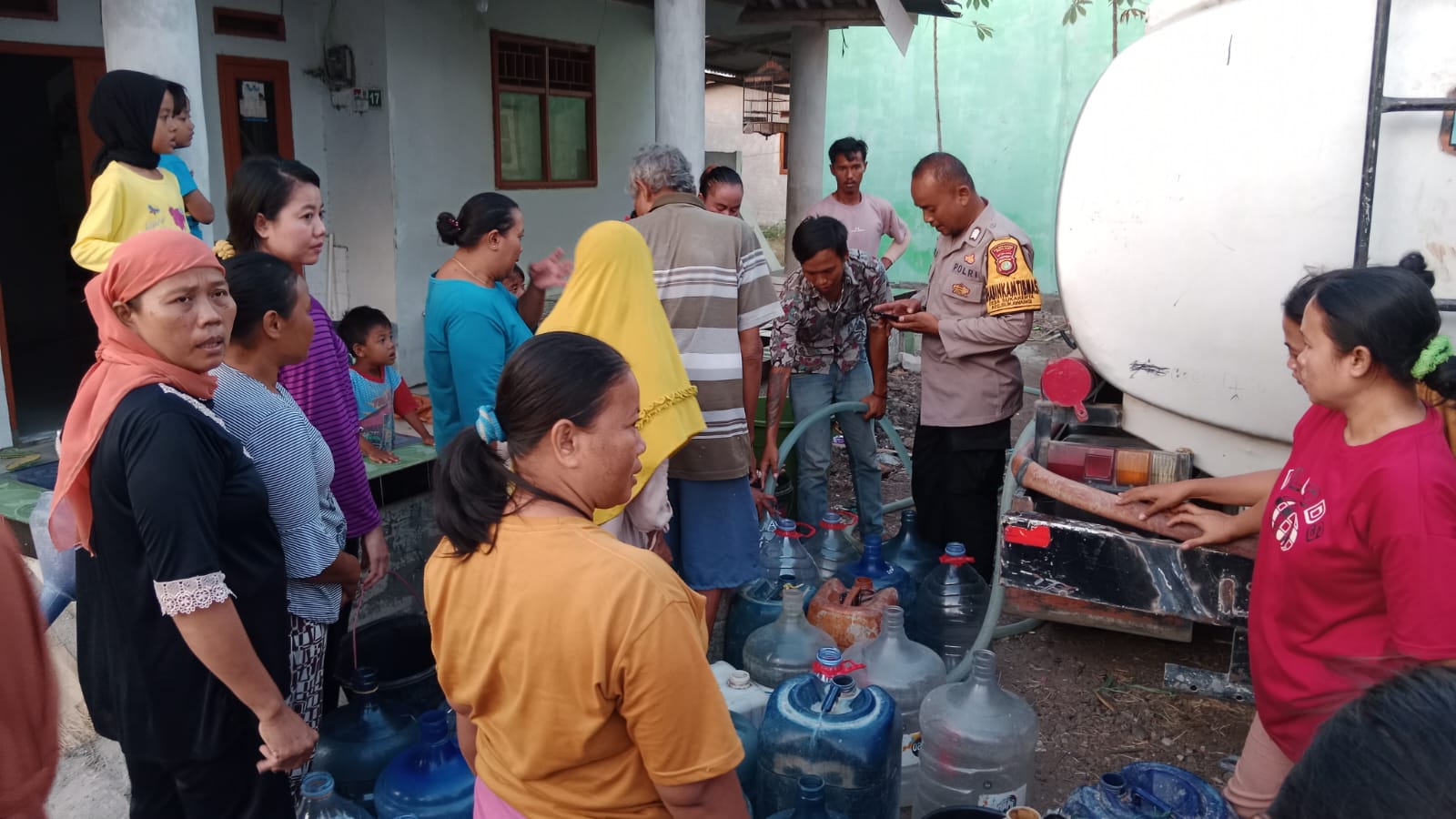 foto: Polres Metro bekasi bagikan air bersih