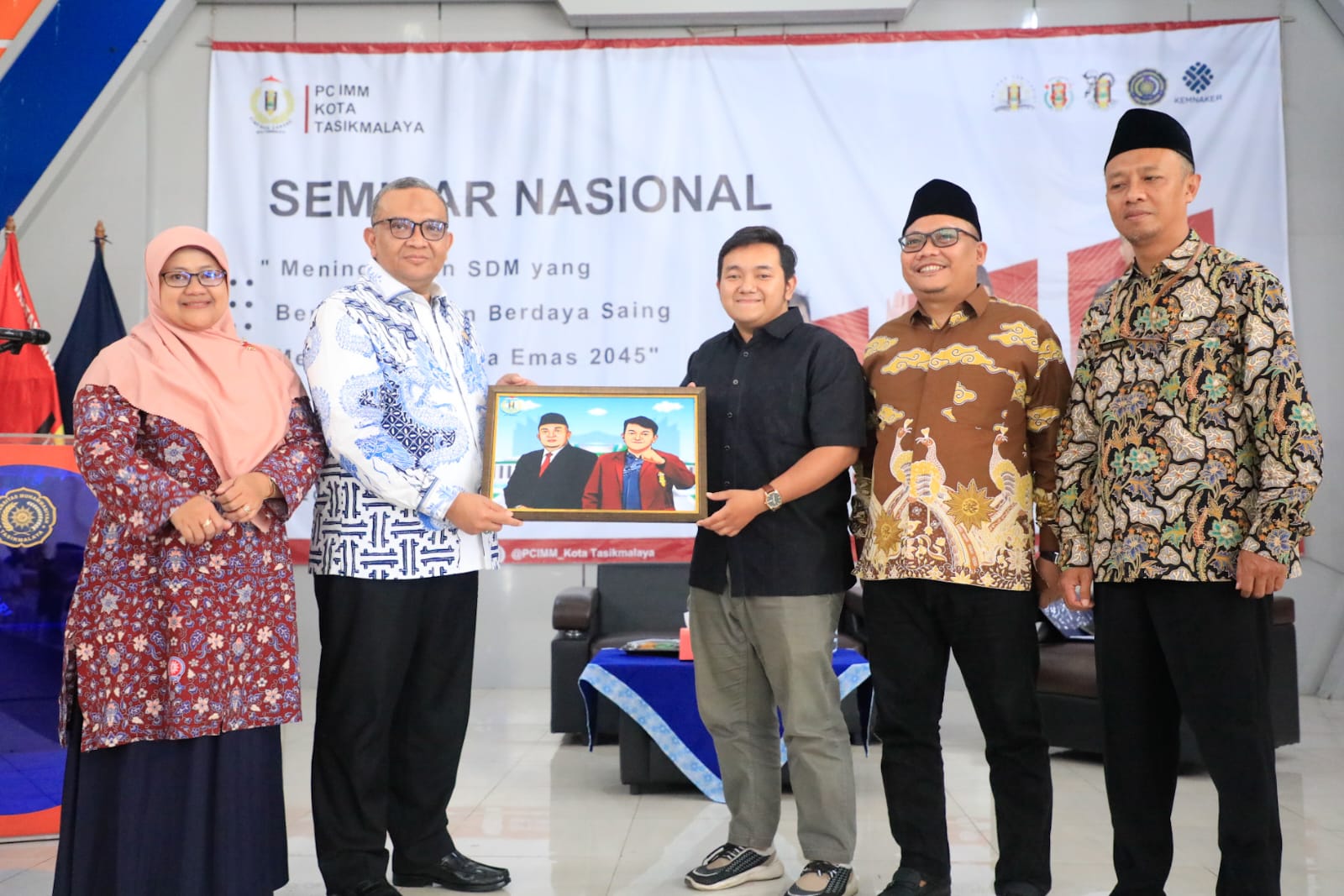 foto: Wamenaker RI jadi narasumber dalam Seminar Nasional di Universitas Muhammadiyah Tasikmalaya