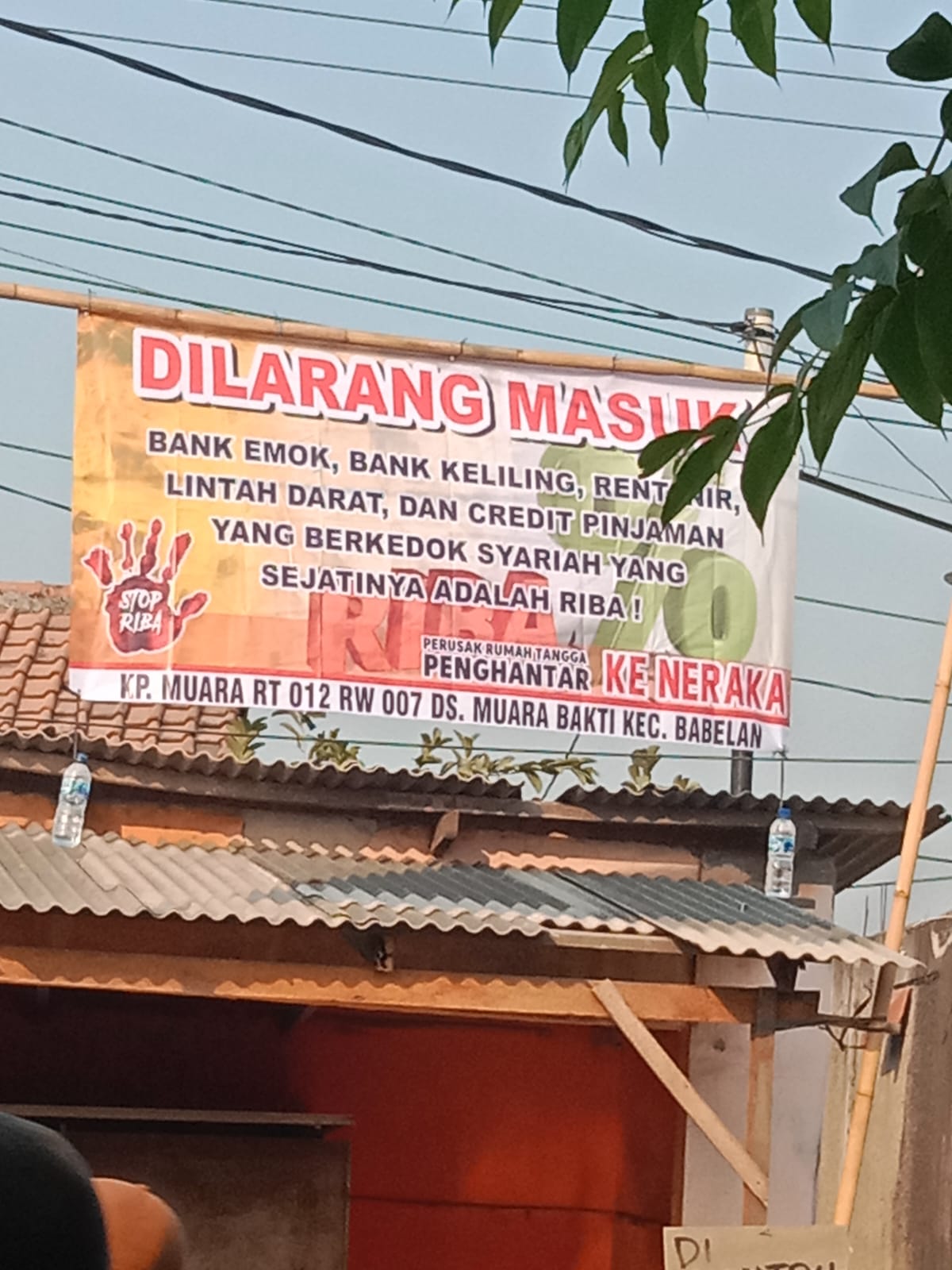foto: Pemasangan spanduk penolakan Bank emok