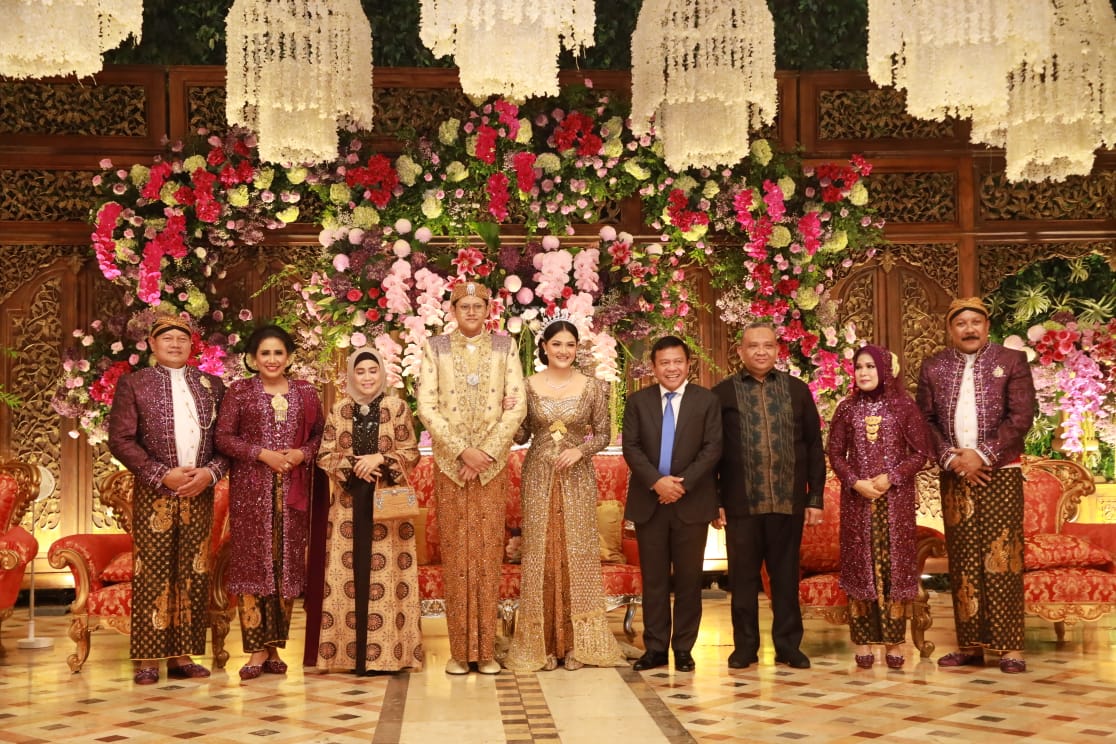 foto: Wamenaker RI menghadiri resepsi pernikahan anak Panglima TNI 