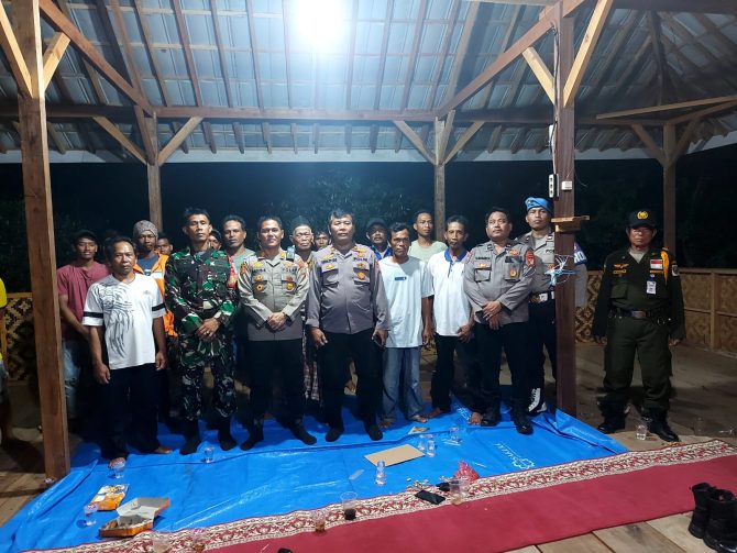 fotto: Polsek Muaragembong Giat Cangkrukan bersama warga