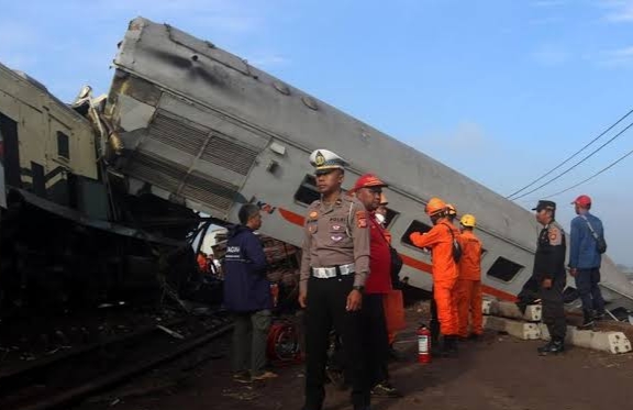 foto: Kecelakaan antara KA Turangga & KA Lokal Bandung Raya