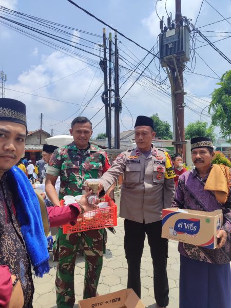 foto: Polsek Cabangbungin laksanakan Jum'at berkah