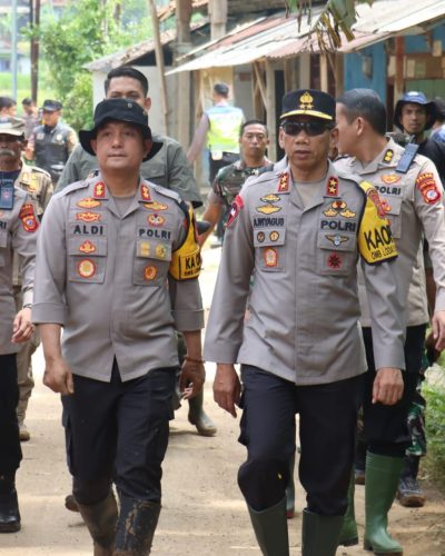 foto: Pengecekan lokasi longsor di Bandung Barat