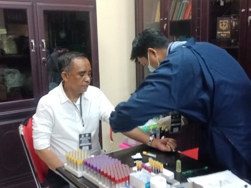 foto: Anwar Hafid melakukan pemeriksaan kesehatan 