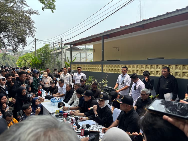 Komisi XIII DPR menyampaikan keterangan pers seusai meninjau langsung area hunian dan sejumlah fasilitas mewah yang disinyalir tidak sesuai peruntukan di Lapas Cibinong, Rabu (30/9/2026). Foto: investortrust/ Farhan Nugraha.