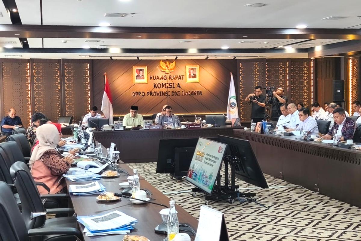 <p>Direktur Utama PT Transjakarta, Welfizon Yuza memaparkan rencana penugasan pengelolaan transportasi umum menuju dan antarwilayah Kepulauan Seribu dari Dinas Perhubungan (Dishub) DKI Jakarta kepada Transjakarta mulai tahun depan.</p>