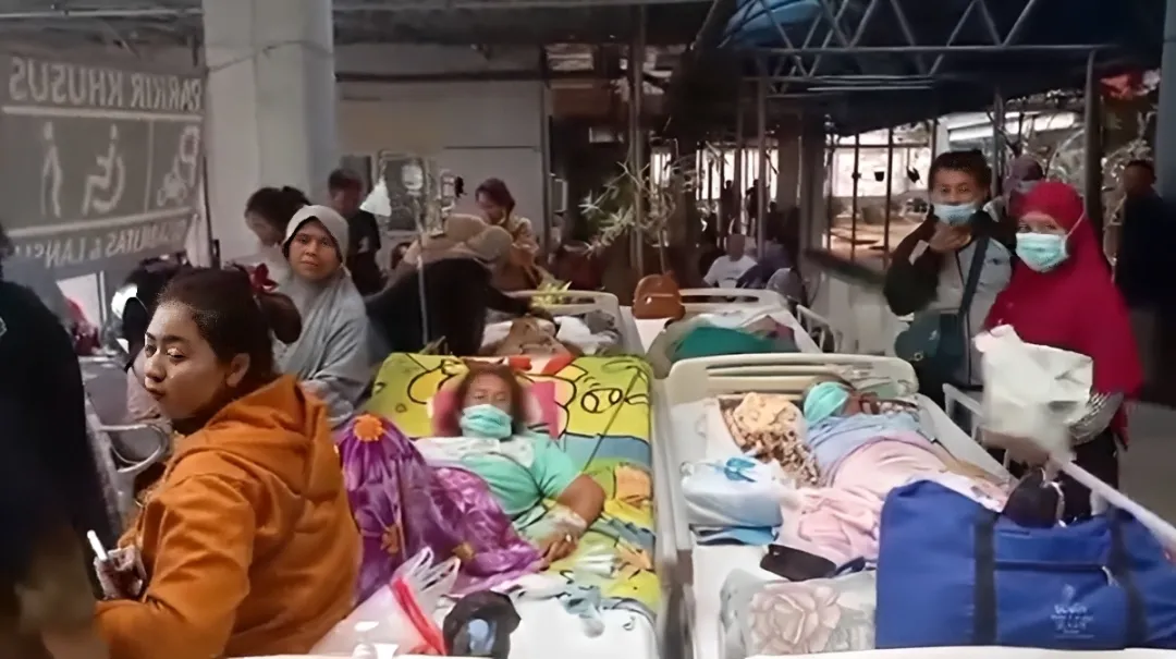 Pasien-RSUD-Kabupaten-Bekasi-dievakuasi-setelah-asap-muncul-dari-ruang-ICU-Gedung-E1-Cibitung