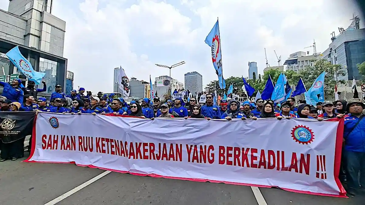 barisan-demo-buruh-di-jalan-MH-Thamrin24sept