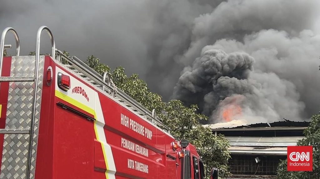 karyawan-berhamburan-pabrik-lampu-di-tangerang-terbakar-hebat-1789548306637_169