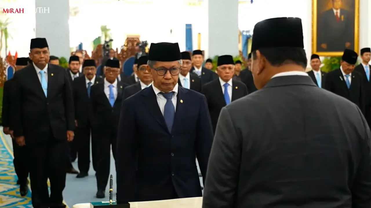 Rocky Gerung resmi dilantik sebagai anggota Dewan Pertimbangan Presiden (Wantimpres) oleh Presiden Prabowo Subianto di Istana Negara, Jakarta