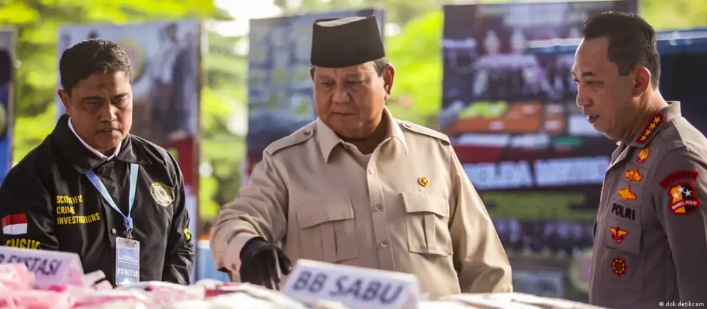 Presiden Prabowo Subianto dan Kapolri Jenderal Listyo Sigit Prabowo memimpin pemusnahan 2,1 ton narkoba dari total 214,84 ton barang bukti yang berhasil diamankan, pada Rabu (29/10). Foto: dok.detik.com