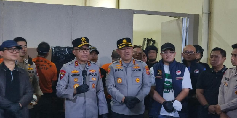 791636_09232418102026_Kapolda_Jabar,_Irjen_Pol_Hengki_di_lokasi_penggerebekan_pabrik_produksi_obat_keras_ilegal_di_Pergudangan_Bizpark,_Kota_Bandung_Istimewa
