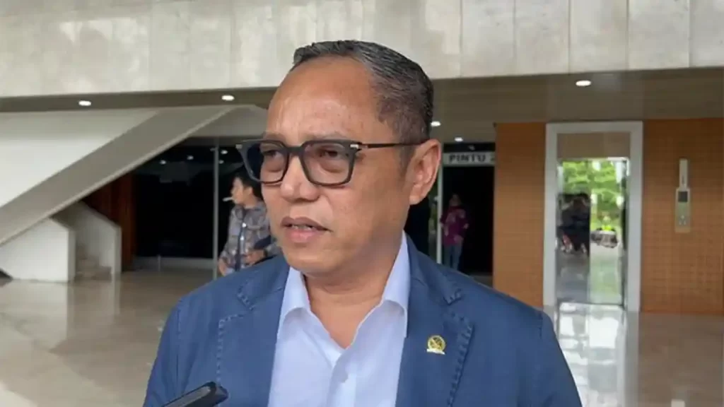 Anggota Komisi II DPR RI Fraksi PDI Perjuangan (PDIP), Deddy Sitorus, meminta pemerintah membatalkan wacana penyaluran gaji Aparatur Sipil Negara (ASN) melalui Koperasi Desa (Kopdes) Merah Putih. 