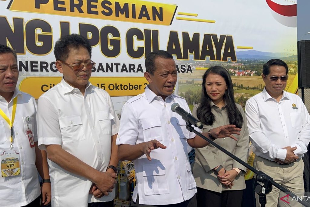 Menteri Koordinator (Menko) Bidang Hilirisasi dan Transisi Energi Bahlil Lahadalia (tengah) memberi keterangan setelah peresmian Kilang LPG Cilamaya, di Karawang, Jawa Barat, Kamis (15/10/2026). ANTARA/Putu Indah Savitri