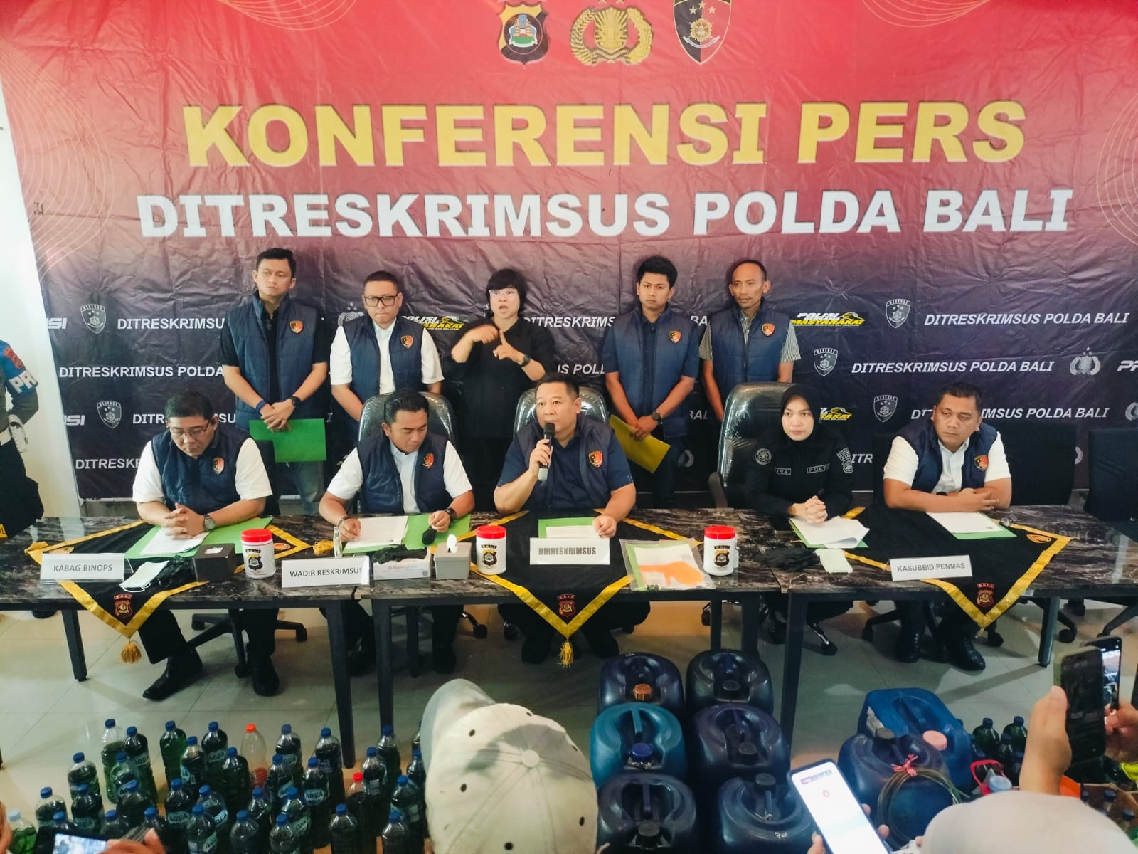 direskrimsus-polda-bali-kombes-pol-wisnu-prabowo-memberikan-vlfw (1)