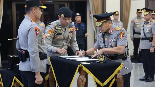 komjen-herry-heryawan-resmi-dilantik-sebagai-kabaharkam-polri-1791052444271_169
