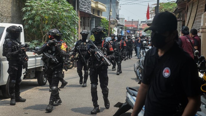 penggerebekan-narkoba-kampung-ambon-1791528113102_169
