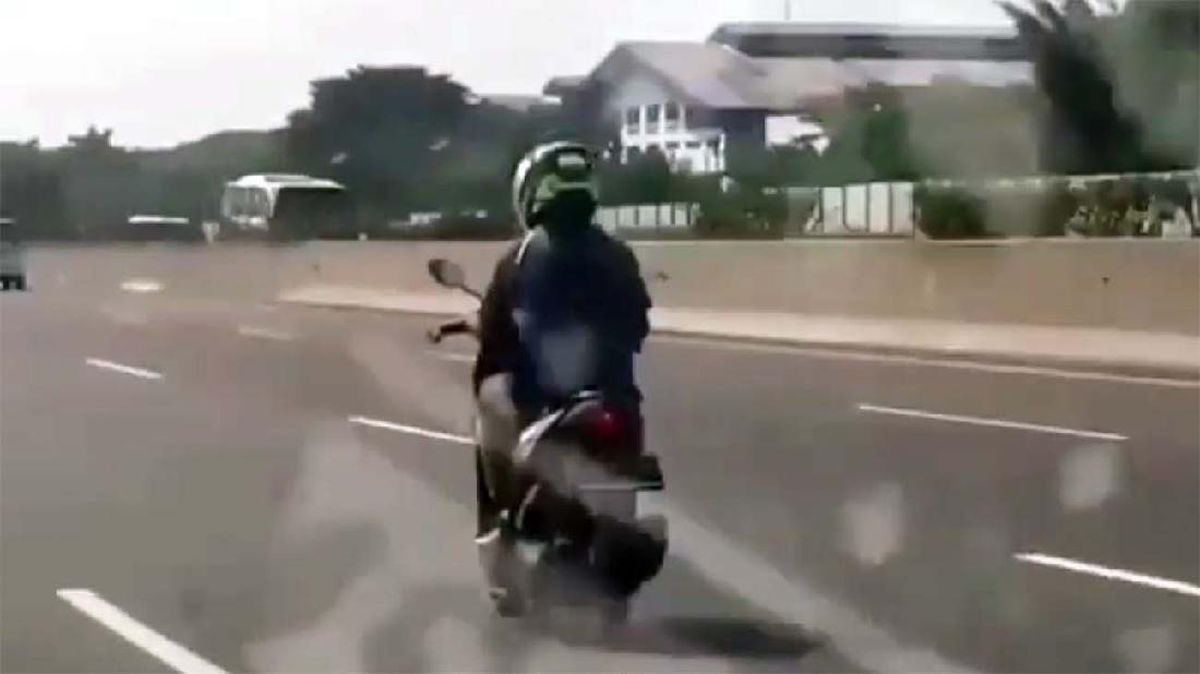 sepeda-motor-masuk-tol-tangerang-merak_169
